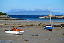 Pohled na ostrovy Eigg a Rùm ze zátoky Glenuig na západním pobřeží Skotska