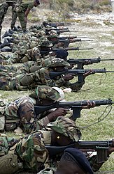 Soldados da Jamaica praticando tiro com FN FAL, em 2002