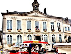 Le marché de Toucy, devant la mairie.