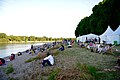 Besucher des Festivals 2014 genießen die Atmosphäre des Rheins