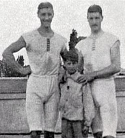 François Brandt (vasemmalla), Roelof Klein ja heidän perämiehenään toiminut ranskalainen poika Pariisin olympialaisissa 1900.