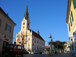 Gleisdorf főtere a Szt. Lőrinc-templommal