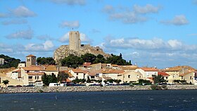 Vue sur le village de Gruissan dominé par la Tour Barberousse