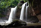 Le mur d'eau de l'affluent du fleuve du Phetchaburi, le Haeo Suwat.