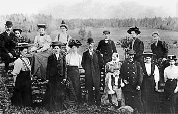 Gruppbild vid Henrikstorp från omkring 1910. Bilden visar Görvälns skogvaktare P.G. Frid med familj och Görvälns trädgårdsmästare Carl Johan Axling med fru och son.