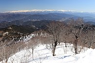 東側の眺望 中央付近に古川国府盆地、遠景は飛騨山脈、左から僧ヶ岳、越中駒ヶ岳、毛勝三山、大日岳、奥大日岳、立山、薬師岳、北ノ俣岳、水晶岳、黒部五郎岳、ワリモ岳、鷲羽岳、三俣蓮華岳、双六岳、笠ヶ岳、槍ヶ岳[注釈 4][15]、大喰岳、中岳、南岳、北穂高岳、涸沢岳、奥穂高岳、西穂高岳、前穂高岳、焼岳、霞沢岳、右手前にブナ このさらに右側には乗鞍岳と御嶽山が見える