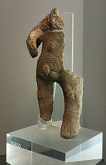 Idoletto fittile, proveniente dal nuraghe San Pietro ed esposto presso il Museo archeologico nazionale di Nuoro