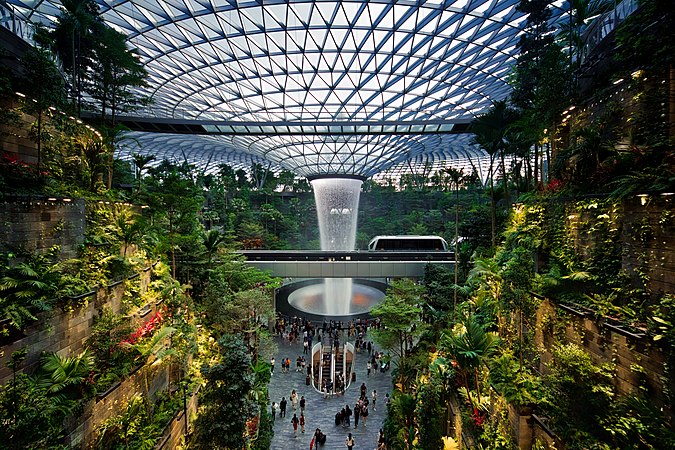 图为新加坡樟宜机场的全球最高的室内瀑布“雨漩涡”。