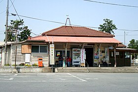 上総牛久駅（2008年撮影） 駅舎は1925年の開業時に建築（増改築あり）[1]