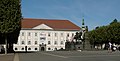 Klagenfurt am Wörthersee, vista en la calle (Neuer Platz) con el ayuntamiento