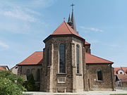 Prezbiterium z zewnątrz i ołtarz polowy