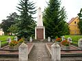 Sowjetisches Ehrenmal in gärtnerisch gestalteter Anlage mit Obelisk