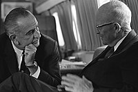 Prezident Lyndon B. Johnson při setkání s předchozím prezidentem Dwightem D. Eisenhowerem na palubě Air Force One, Andrews Air Force Base, Maryland, 5. října 1965