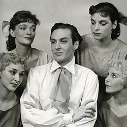 Lars Granberg omgiven av Hariette Garellick, Ulla Smidje, Sif Sterner och Kerstin Wibom i Babels torn på Helsingborgs stadsteater 1954.