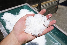 Photo d'une personne tenant du sel dans sa main.