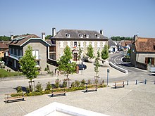 Photographie en couleurs, représentant un bâtiment (une mairie).