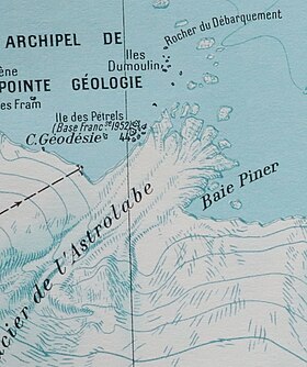 Le rocher du Débarquement, à l'extrémité nord-est de l'archipel de Pointe-Géologie.