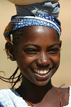 Jeune fille peul du village de Kani Kombolé (Sangha) en pays dogon au Mali. (définition réelle 2 048 × 3 114)