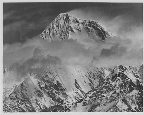 Минья Конка, сфотографировано с запада. Фотография сделана во время американской экспедиции 1980 года.