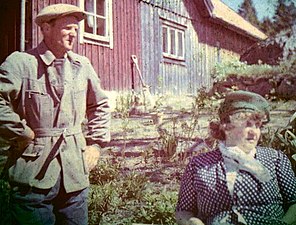 Moa Martinson och sonen Olle utanför torpet 1948.