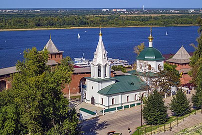 Vue de l'église reconstruite et de la tour Blanche du jardin de Minine (2021)