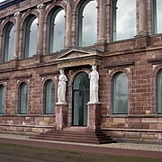 13. 在卡塞爾境內的新畫廊（Neuen Galerie）門口女像柱。請注意：女像柱雕塑是被設置在建築物突出的壁柱上方