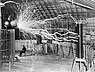 Нікола Тесла експериментує з високовольтним генератором у Колорадо-Спрінгс, грудень 1899. Комбіноване фото Д.В. Еллі