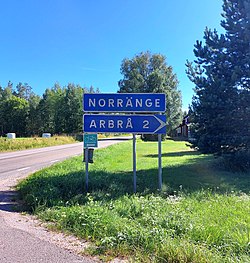 Vägskylt för Norränge och vägskylt som visar 2 km till Arbrå.