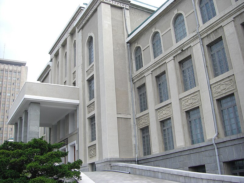 Ficheru:North Korea-Pyongyang-Kim Il-sung University-01.jpg