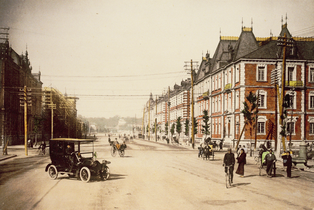 ”Itchō London” noin vuonna 1920, oikealla Mitsubishin pääkonttori