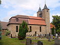 Kirche mit Ausstattung und historische Grabsteine auf dem Friedhof