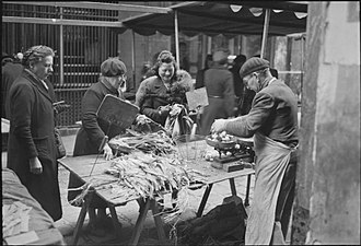 1945年春天，巴黎市場上出售的土豆和韭菜。
