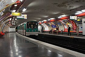 Une rame MF 67 entrant dans la station.