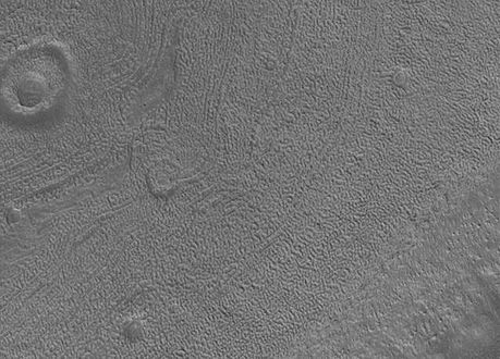 Gros plan sur la surface de Phaethontis. Les cavités visibles pourraient avoir été formées par la sublimation de glace d'eau.