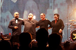 Pixies noong 2009. Kaliwa sa kanan: Joey Santiago, Black Francis, David Lovering, at Kim Deal