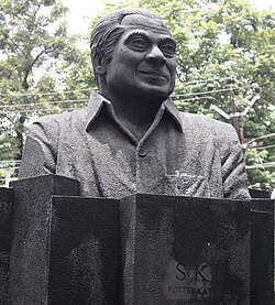 A bust of S. K. Pottekkatt facing S.M. Street in Kozhikode