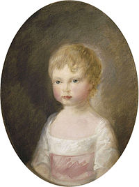 Слика Алфреда као дечака са кратком, танком плавом косом, у белој одећи са ружичастим појасом