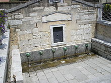 La fontaine du Hédas avant sa rénovation.