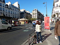 Paris, Rue St-Antoine kurz vorm Übergang in die bekannte Rue de Rivoli: Fahrradmarkierungen auf Busspur und Autospur.