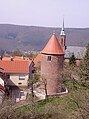 Turm der Feste, dahinter die katholische Kirche