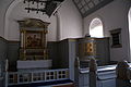 Prædikestol og alter i kirken.