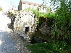 Fontaine dans le village de Saint-Germain-de-Belvès.