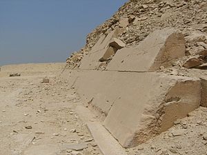 Zuidelijke zijde van de piramide met deel van de oorspronkelijke bekleding