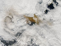 Сателитна снимка в 14.50 часа на 14 юни 2009 г. Пепелната колона разкъсва облаците.