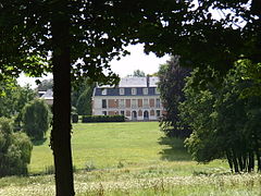 Le château de Monthuchet depuis l’extrémité du parc.