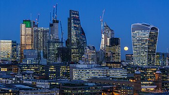 La super lune du 31 janvier 2018 dans le ciel de la Cité de Londres vu depuis la Tate Modern. (définition réelle 4 558 × 2 564)