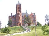 Syracuse'i Ülikooli linnakus asuv 1889. aastal valminud uusromaanika stiils Crouse College, kus asub ülikooli kujutava kunsti ja näitekunsti kolledž