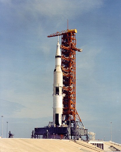 Ракета-носитель Saturn V на стартовом столе