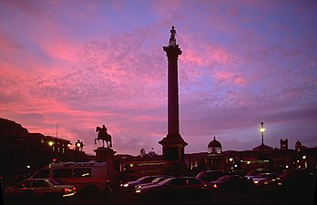 Trafalgar Square en soirée, photographié depuis l’angle Sud-Est, à Londres (Royaume-Uni). (définition réelle 3 072 × 1 982*)