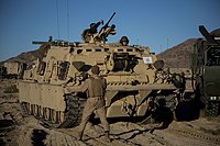 M1A1エイブラムスと同型の車長用キューポラを装備した海兵隊のM88A2。2013年。